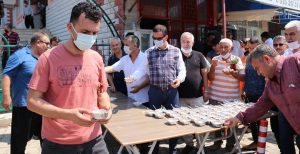 Kozan Belediyesi muharrem ayı nedeniyle yurttaşlara aşure dağıttı. Belediye Aşevi