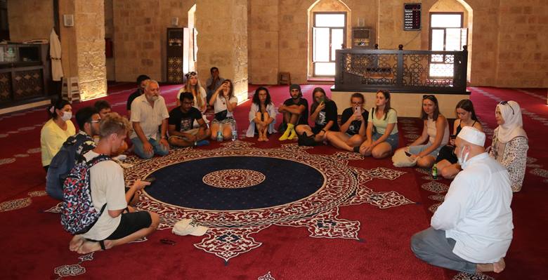 Turistler, Kozan’ı gezdi… Uluslar arası bir program ile Türkiye’ye gelen yabancı öğrenciler Kozan’ın