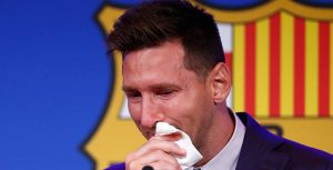 Barcelona’nın ayrılığını resmen açıkladığı Lionel Messi, düzenlediği basın toplantısında gözyaşlarını