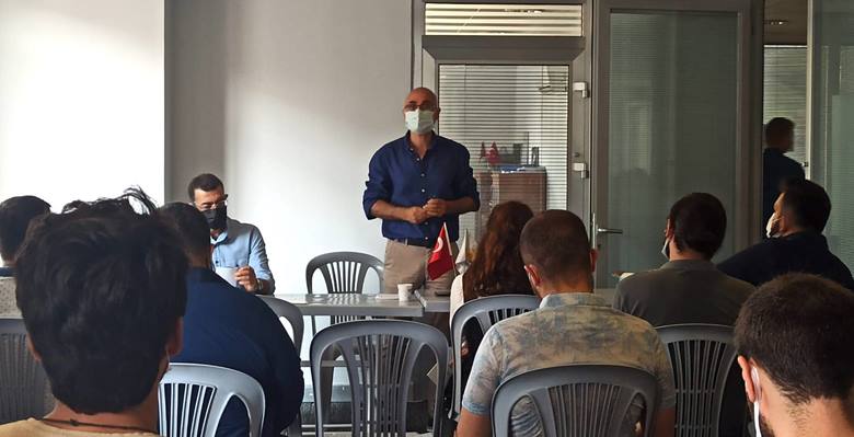 Adana Kent Konseyi toplantı salonunda Gençlik Meclisi ile bir araya