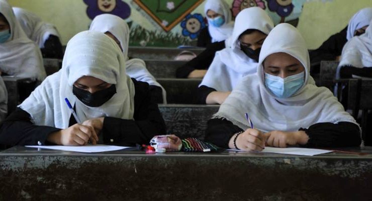 Taliban, kadınları iş yaşamından uzaklaştırıyor!
