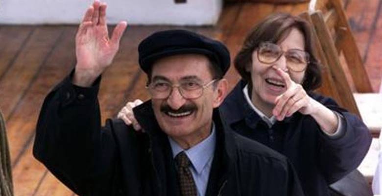 Bülent Ecevit’in şiir dünyasına yolculuk Bülent Ecevit, yalnızca siyaset sahnesinde değil, yazın alanında da derin