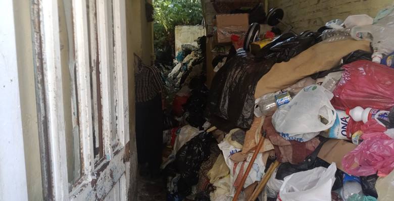 Adana-Seyhan Belediyesi Temizlik İşleri Müdürlüğü ekipleri İstiklal Mahallesi’nde bir kadın