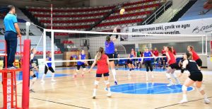 Adana- Çukurova Belediyesi Spor Kulübü Kadın Voleybol Takımı oynadığı ilk