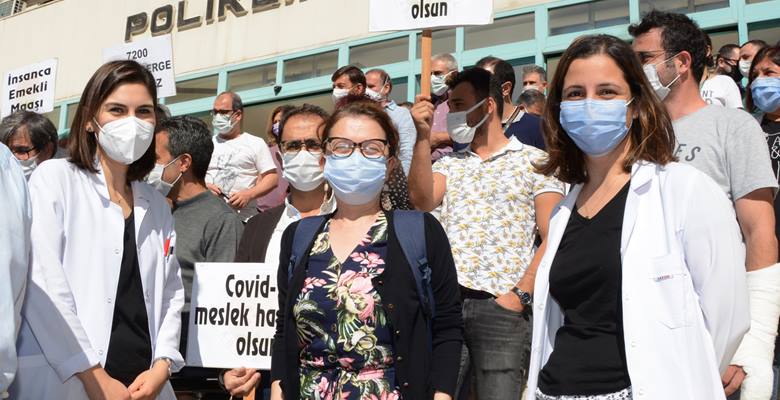 Çukurova Üniversitesi Tıp Fakültesi Balcalı Hastanesi Poliklinikler önünde bir araya