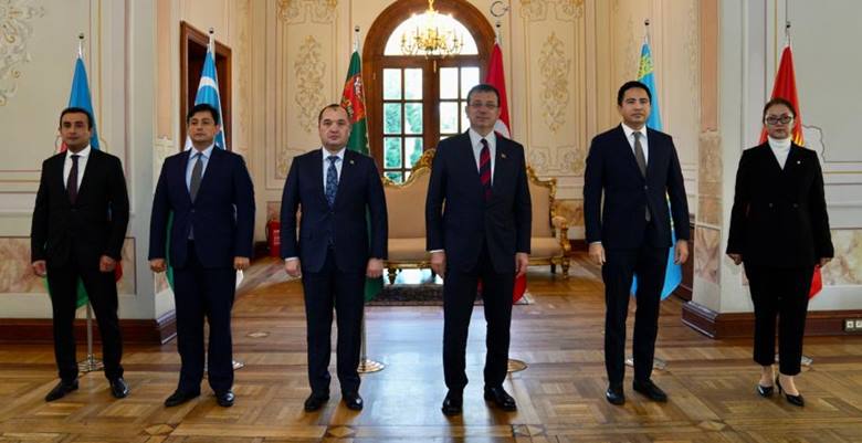 İmamoğlu, Türk dünyasının diplomatlarıyla buluştu İstanbul Anakent Belediye (İBB) Başkanı Ekrem İmamoğlu, Türk Dünyası devletlerinin