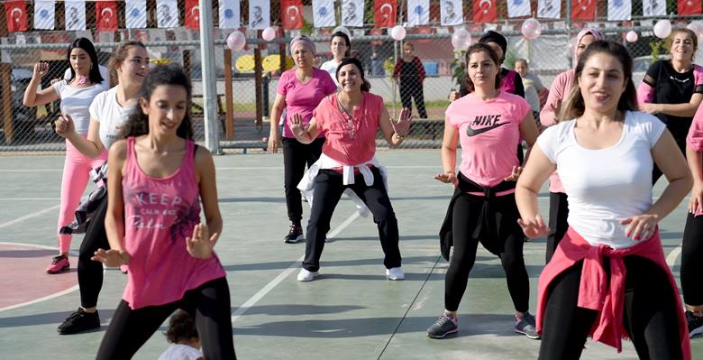 Adana- Seyhan Belediyesi Spor Müdürlüğünce Akkapı Tenis Kortunda gerçekleştirilen etkinlikte