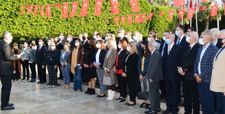 Adana- Atatürk Parkında  Atatürk Anıtı önüne çelenk konulup, Anakent Bandosu