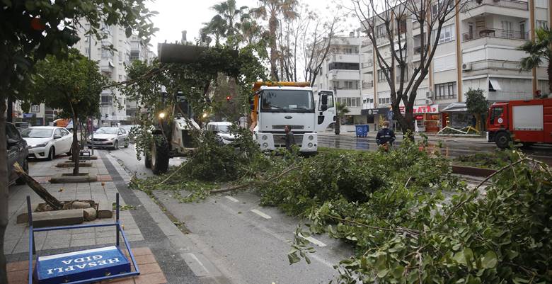 Antalya- Kuvvetli yağış ile saatte yer yer 110 km’ye ulaşan