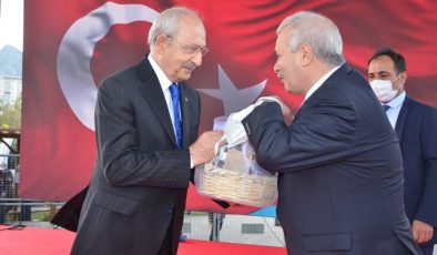 Başkan Özgan miting alanında Kozan’ı tanıttı