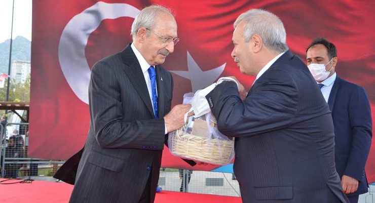 Başkan Özgan miting alanında Kozan’ı tanıttı