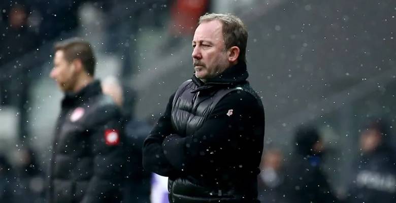 Sergen Yalçın’dan hakem yönetimine sert tepki Beşiktaş, Süper Lig'in 25. haftasında konuk ettiği Galatasaray karşısında sahadan
