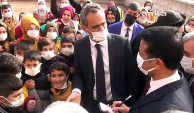 Bakanı Özer, okul müdürünü fırçaladı/ Video