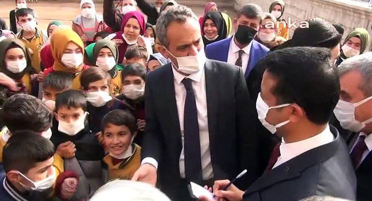 Bakanı Özer, okul müdürünü fırçaladı/ Video