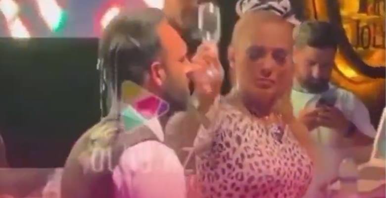 Demet Akalın’ın kendisine gönderilen şampanyayı beğenmeyince garsonun başından aşağı dökmesi
