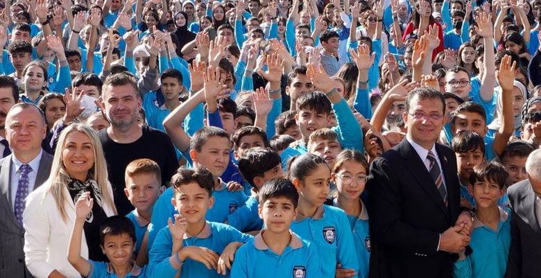 İBB Başkanı Ekrem İmamoğlu, kent genelinde öğrenim gören ilk, orta,