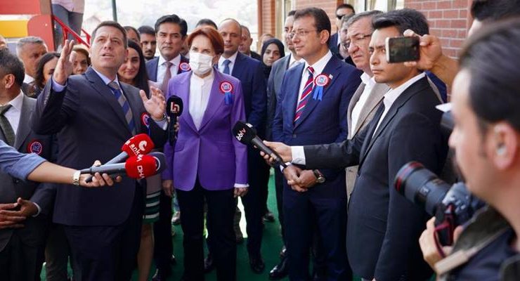 Akşener İle İmamoğlu Çengelköy Kültür Merkezi’ni açtı