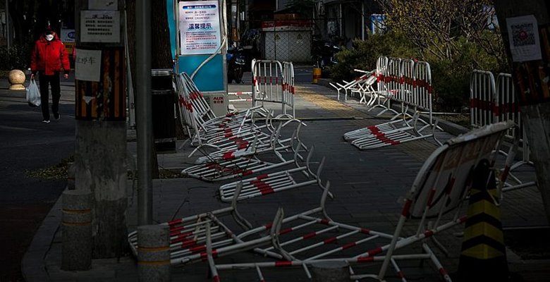 Çin’de Covid önlemlerine yönelik öfke Çin’de hükümetin COVID-19 kısıtlamalarına ve Sincan Özerk Bölgesi’nde bir apartmanda