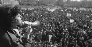 İran’da başörtüsü kurallarına uymadığı gerekçesiyle gözaltına alınan Mahsa Amini’nin polis