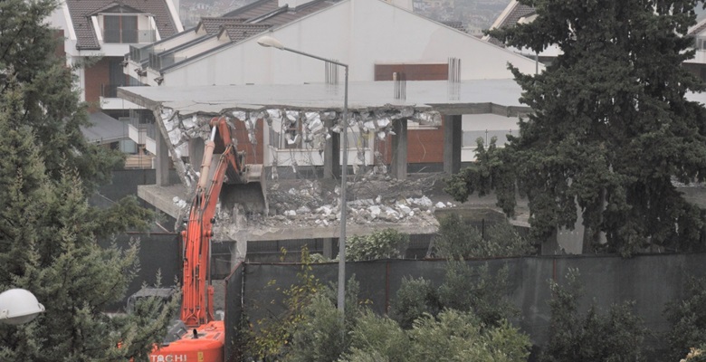 ADANA/ Olaynet– Çukurova Belediyesi, Karslı Mahallesinde ruhsatsız olduğu belirlenen iki
