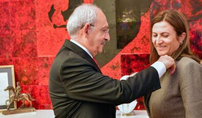 Kılıçdaroğlu, Avukat Türkan Elçi’ye parti rozeti taktı