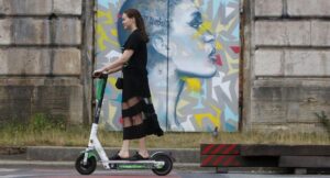 Paris’te bir dizi ölümlü kazanın ardından elektrikli scooterlarla ilgili yapılan