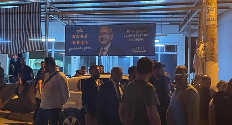 CHP’nin İzmir’deki seçim bürosuna saldırı!