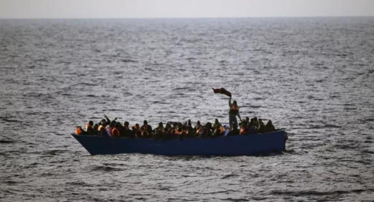 Batan teknede en az 60 göçmen yaşamını yitirdi