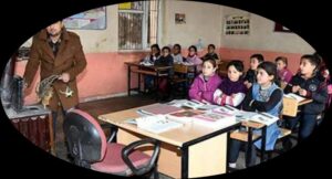 Zeki SARIHAN Doğrusu profesör unvanı taşıyan bir eğitimcinin köyde sınıflar