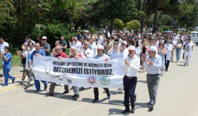 Öğretim üyeleri, hekimler, öğrenciler ÇÜ Balcalı Hastanesi için yürüdü
