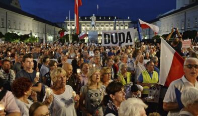 Polonya’da hükümete “dev” protesto 