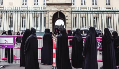 Fransa’da okullarda abaya yasağı…