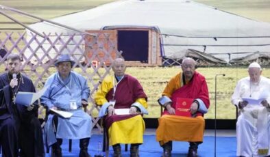 Moğolistan’da Papa Francis, şaman ve rahiplerle buluştu