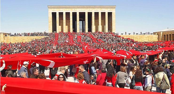 Ankara'da binlerce yurttaş, 23 Nisan Ulusal Egemenlik Çocuk Bayramı dolayısıyla
