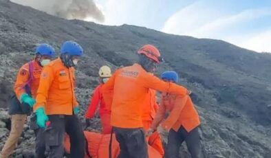 Endonezya’da yanardağ patlamasında can kaybı var!