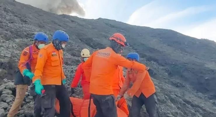 Endonezya’da yanardağ patlamasında can kaybı var!