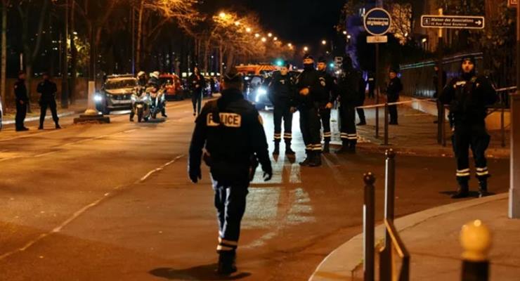 Paris’te turistlere bıçaklı çekiçli saldırı… Fransa’nın başkenti Paris’te turistlere yönelik düzenlenen bıçaklı saldırıda bir kişi