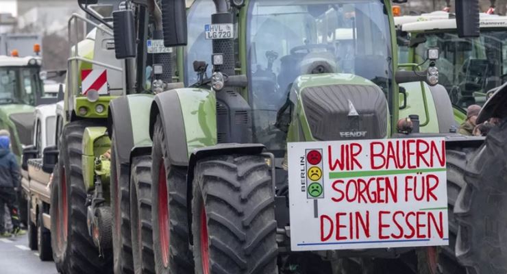 Alman çiftçiler, Berlin’de meydanları kapattı