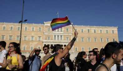 Yunanistan’da eşcinsel evlilikler yasallaşıyor