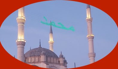 Merkez Camii’de Arapça mahya