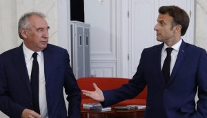 ABD yardımını taşıyan trenlerin durdurulduğunu belirten Bayrou, Kiev hükümetinin mühimmat
