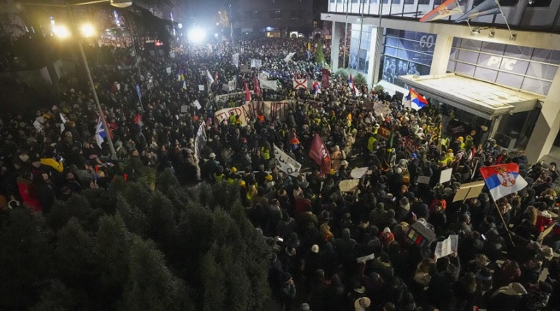 On binlerce protestocu, Sırbistan