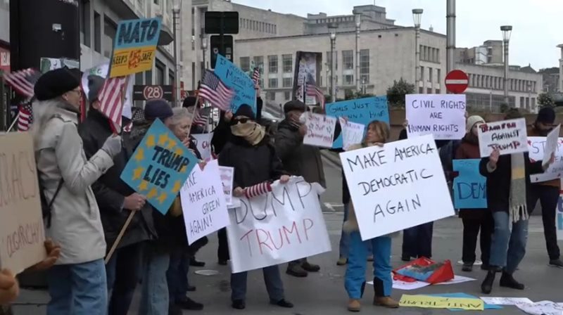Brüksel'deki NATO toplantısı öncesinde Donald Trump'ın politikaları protesto edildi
