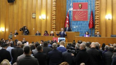 Salı günkü öbek buluşmasında yeni partinin doğacağını duyuran Özgür Özel,