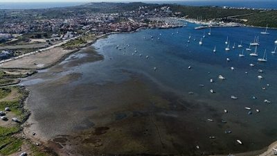 İstanbul Silivri sahilinde deniz suyu kıyıdan yaklaşık 100 metre çekildi.