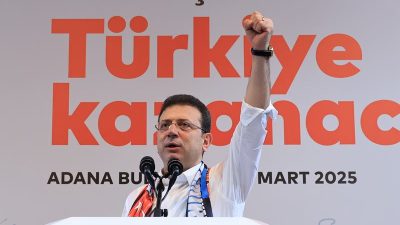 Adana’da yaz havası… Kalabalığın arasından zor geçiyoruz. Böylesi kalabalıklara pek