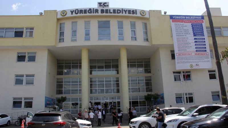 Demirçalı için belediye önünde buluşma… İçişleri Bakanlığı kararıyla Yüreğir Belediye Başkanı Ali Demirçalı’nın hukuk dışı
