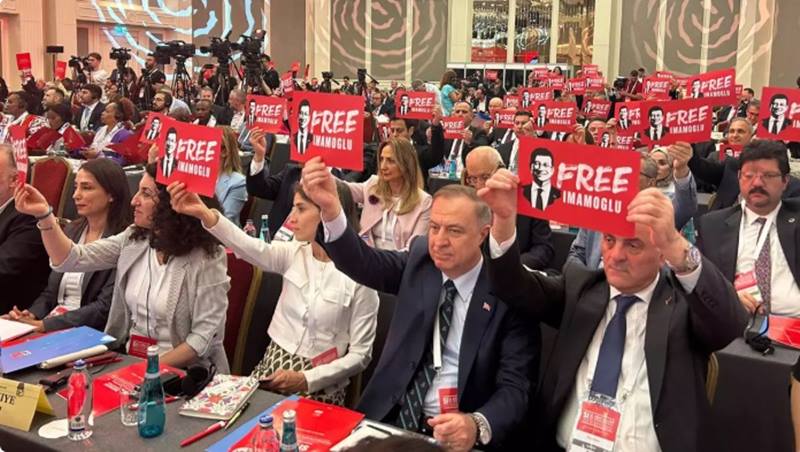 Sosyalist Enternasyonal toplantısında, farklı ülkelerden gelen başkanlar ile diplomatlar "İmamoğlu