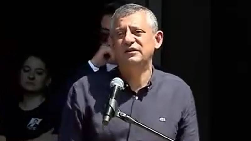 CHP Genel Başkanı Özgür Özel, Ferdi Zeyrek’in cenaze töreninde yıllar