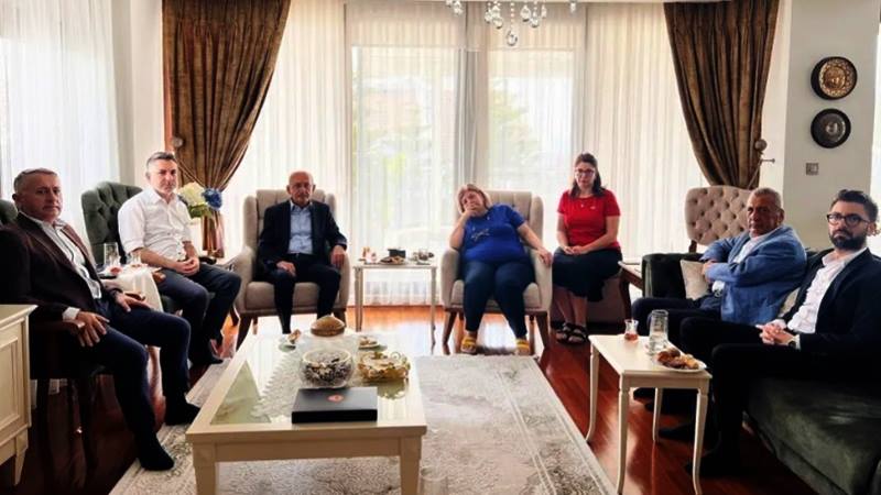 Kılıçdaroğlu’ndan Zeydan Karalar için destek ziyareti CHP’nin önceki Genel Başkanı Kemal Kılıçdaroğlu, görevden alınan Adana Anakent